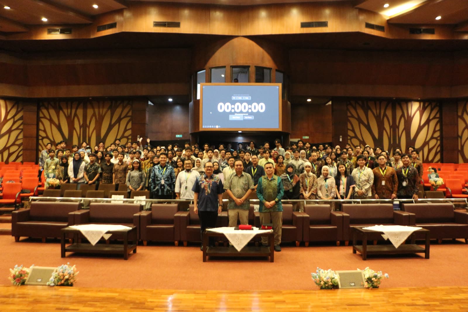 MnMs' Week closing ceremony in the auditorium